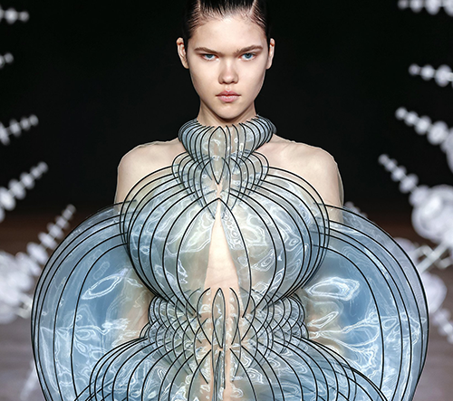 Iris van Herpen navrhla módní kolekci Sensory Seas inspirovanou smysly